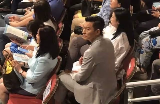 61歲劉德華看女兒學校演出，穿搭時髦狀態年輕，和朱麗倩恩愛同行
