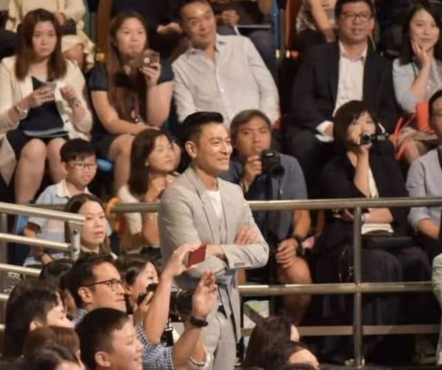 61歲劉德華看女兒學校演出，穿搭時髦狀態年輕，和朱麗倩恩愛同行
