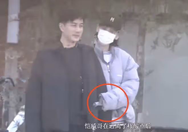 劉愷威李曉峰官宣戀情後，女方評論區淪陷，被楊冪的表情包刷屏