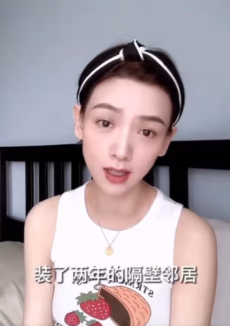 劉愷威李曉峰官宣戀情後，女方評論區淪陷，被楊冪的表情包刷屏