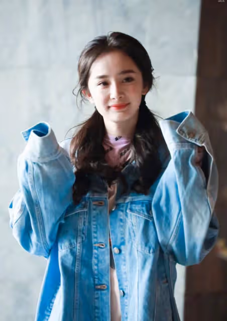 劉愷威李曉峰官宣戀情後，女方評論區淪陷，被楊冪的表情包刷屏