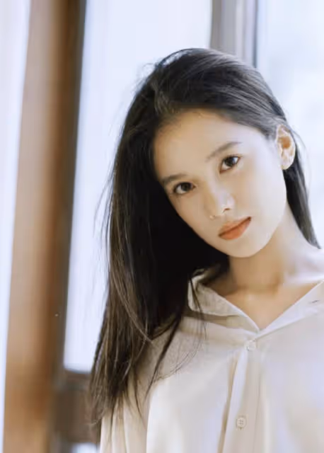 於正上熱搜後陳坤發文疑似回應，曬張婧儀美照，喊話讓她繼續努力