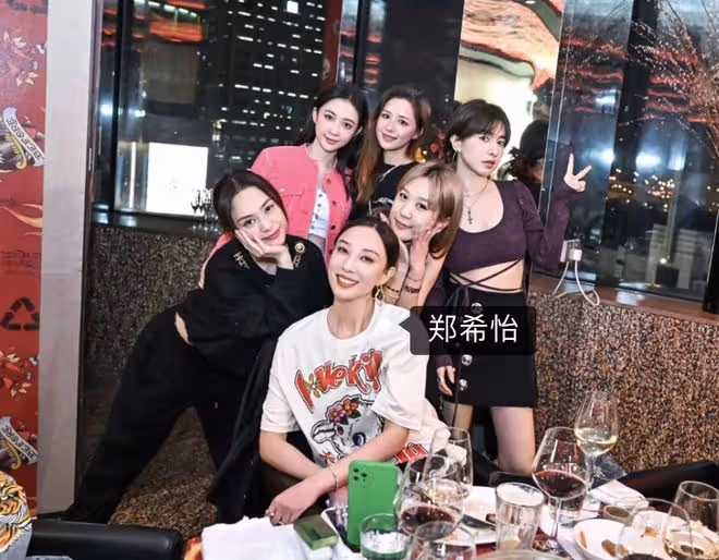 潘瑋柏嬌妻曬聚會照，與阿嬌親昵合影，鄧紫棋男友何猷君表弟都在