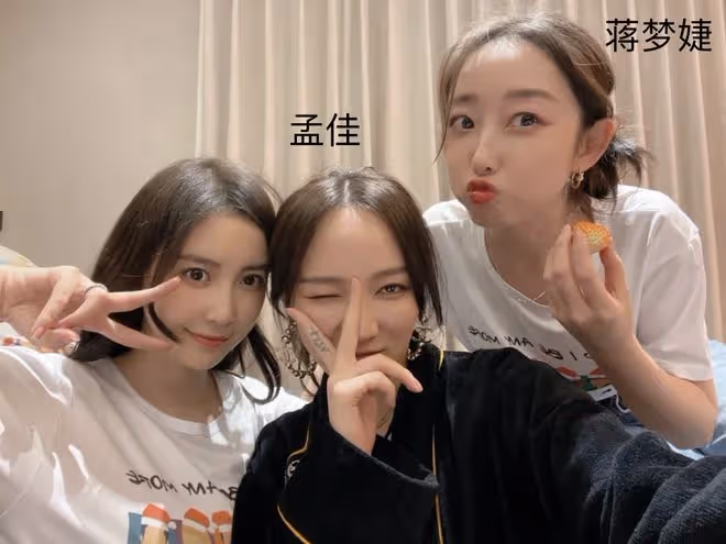 潘瑋柏嬌妻曬聚會照，與阿嬌親昵合影，鄧紫棋男友何猷君表弟都在