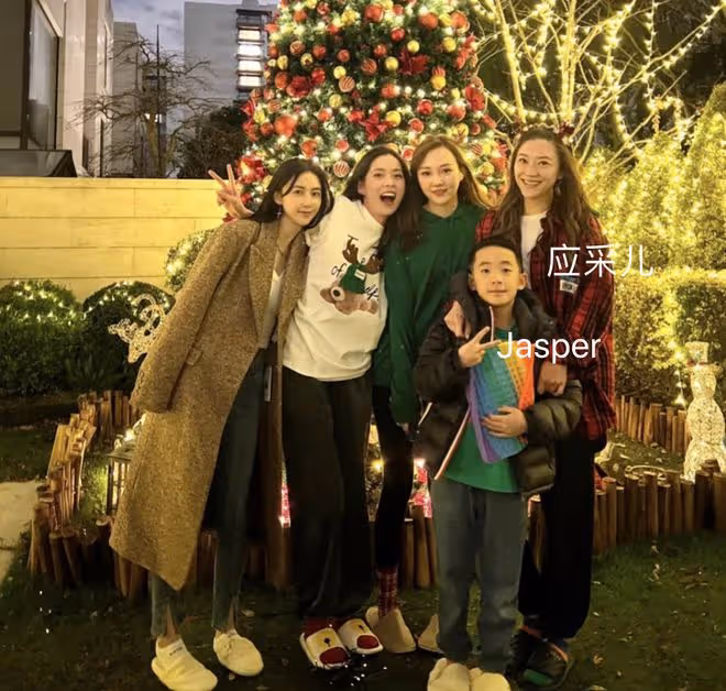 潘瑋柏嬌妻曬聚會照，與阿嬌親昵合影，鄧紫棋男友何猷君表弟都在