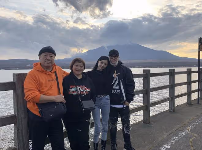潘瑋柏嬌妻曬聚會照，與阿嬌親昵合影，鄧紫棋男友何猷君表弟都在