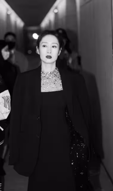 46歲劉敏濤被曝戀情後首更動態，穿弔帶裙秀美背，優雅嫵媚又撩人