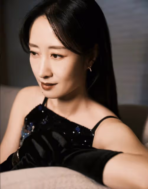 46歲劉敏濤被曝戀情後首更動態，穿弔帶裙秀美背，優雅嫵媚又撩人