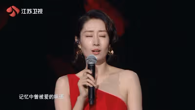 46歲劉敏濤被曝戀情後首更動態，穿弔帶裙秀美背，優雅嫵媚又撩人