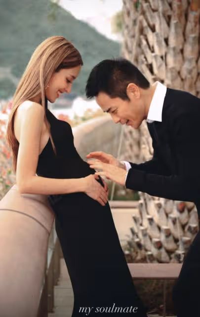 陳凱琳曬三胎孕肚照，腳踩高跟鞋單腿站立不怕摔，穿黑絲風采依舊