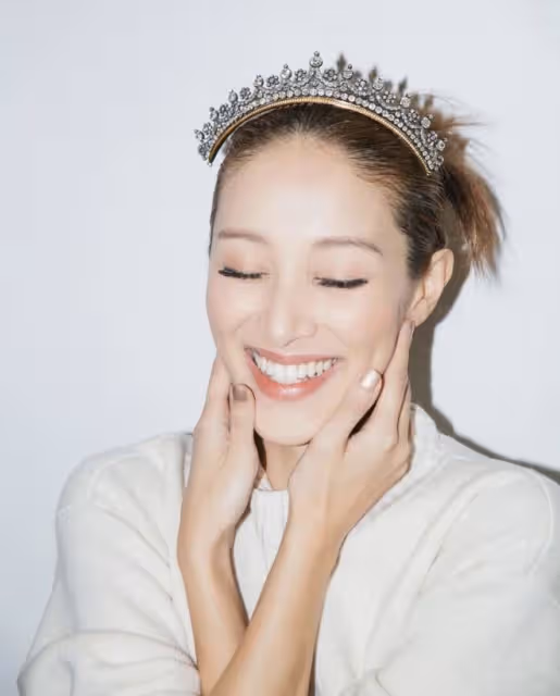 陳凱琳曬三胎孕肚照，腳踩高跟鞋單腿站立不怕摔，穿黑絲風采依舊