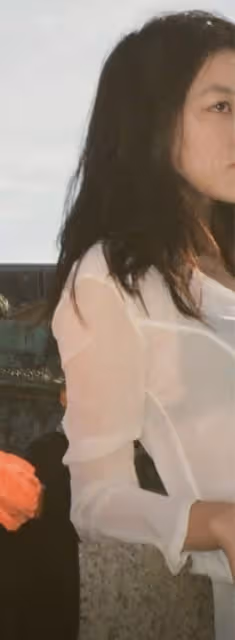 李亞鵬王菲女兒曬國外美照，李嫣穿透視裝畫風成熟，眼神略帶憂愁