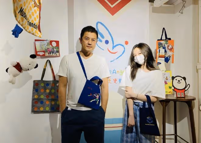 李亞鵬王菲女兒曬國外美照，李嫣穿透視裝畫風成熟，眼神略帶憂愁