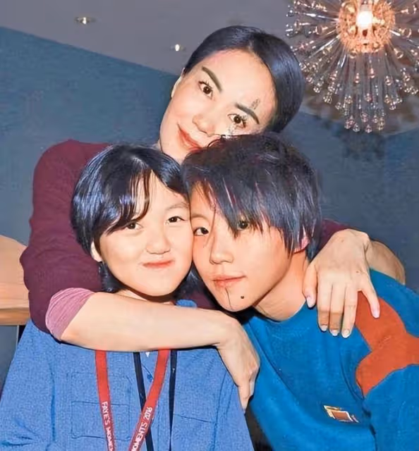 李亞鵬王菲女兒曬國外美照，李嫣穿透視裝畫風成熟，眼神略帶憂愁