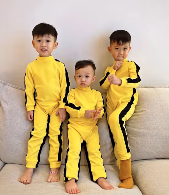 胡杏兒老公曬兒子近照，兄弟三人穿連體衣，同框模仿李小龍好有愛