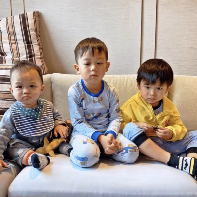 胡杏兒老公曬兒子近照，兄弟三人穿連體衣，同框模仿李小龍好有愛