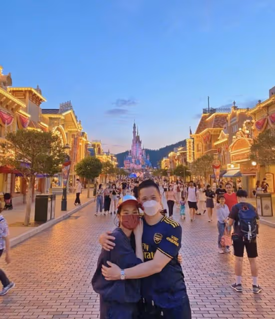 胡杏兒老公曬兒子近照，兄弟三人穿連體衣，同框模仿李小龍好有愛