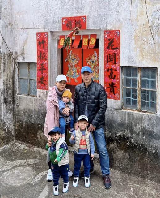 胡杏兒老公曬兒子近照，兄弟三人穿連體衣，同框模仿李小龍好有愛