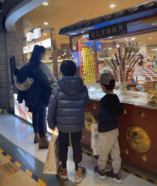 李佳曬一家四口為8歲長子慶生，哥哥身高矚目，靳東父子暖心牽手