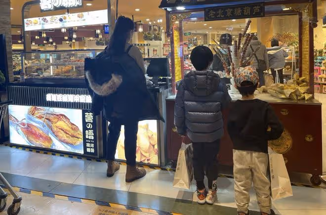 李佳曬一家四口為8歲長子慶生，哥哥身高矚目，靳東父子暖心牽手