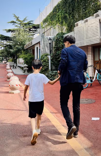 李佳曬一家四口為8歲長子慶生，哥哥身高矚目，靳東父子暖心牽手