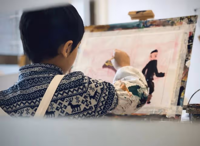 李佳曬一家四口為8歲長子慶生，哥哥身高矚目，靳東父子暖心牽手