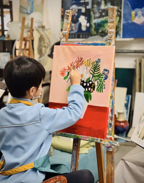 李佳曬一家四口為8歲長子慶生，哥哥身高矚目，靳東父子暖心牽手