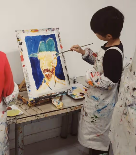 李佳曬一家四口為8歲長子慶生，哥哥身高矚目，靳東父子暖心牽手