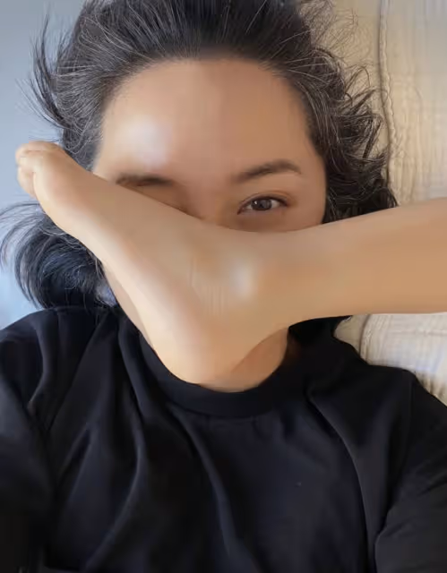 李佳曬一家四口為8歲長子慶生，哥哥身高矚目，靳東父子暖心牽手
