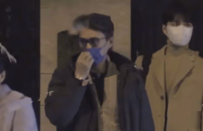 秦嵐和靳東聚會擁抱告別，餐廳門口開心說笑，帥氣小哥哥一路隨行