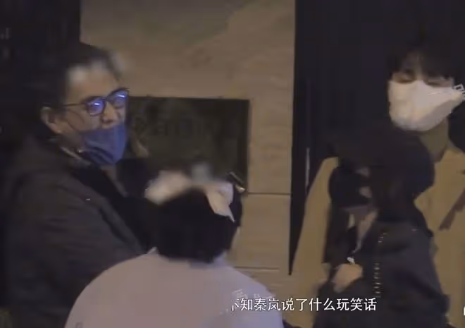 秦嵐和靳東聚會擁抱告別，餐廳門口開心說笑，帥氣小哥哥一路隨行