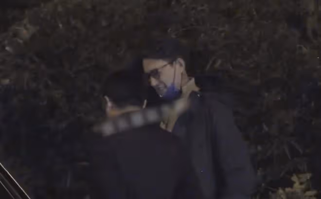 秦嵐和靳東聚會擁抱告別，餐廳門口開心說笑，帥氣小哥哥一路隨行