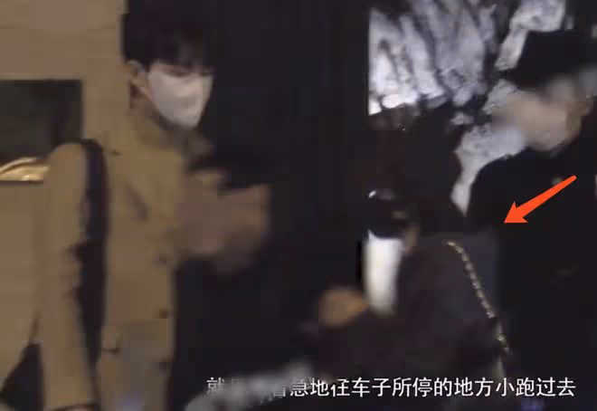 秦嵐和靳東聚會擁抱告別，餐廳門口開心說笑，帥氣小哥哥一路隨行