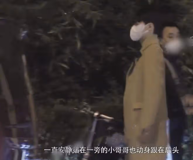 秦嵐和靳東聚會擁抱告別，餐廳門口開心說笑，帥氣小哥哥一路隨行