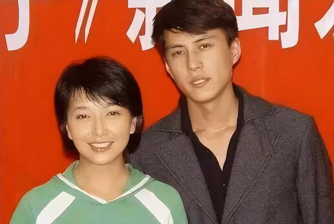 秦嵐和靳東聚會擁抱告別，餐廳門口開心說笑，帥氣小哥哥一路隨行