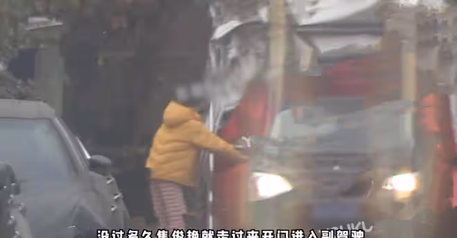 35歲焦俊艷疑似有新戀情，與神秘男子穿情侶裝，二人多次一同回家