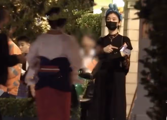 奚夢瑤何猷君迪士尼度假，父母婆婆一路同行，全家照顧寶寶很溫馨