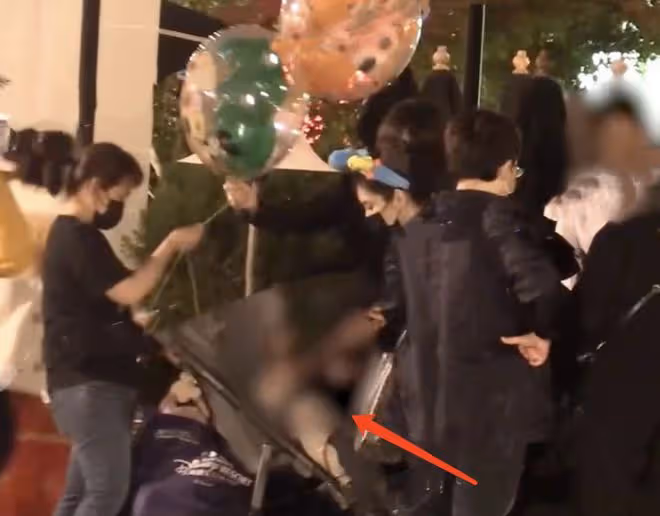 奚夢瑤何猷君迪士尼度假，父母婆婆一路同行，全家照顧寶寶很溫馨