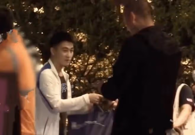 奚夢瑤何猷君迪士尼度假，父母婆婆一路同行，全家照顧寶寶很溫馨