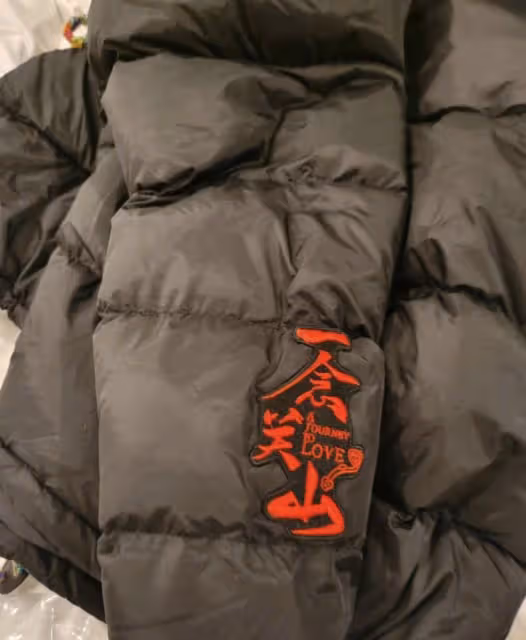 劉詩詩給全劇組人員送羽絨服，每件售價近900，多次送禮物超大方