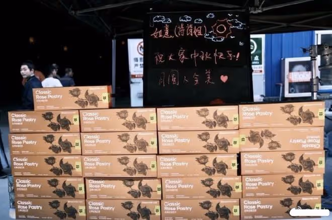 劉詩詩給全劇組人員送羽絨服，每件售價近900，多次送禮物超大方