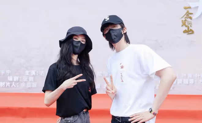 劉詩詩給全劇組人員送羽絨服，每件售價近900，多次送禮物超大方