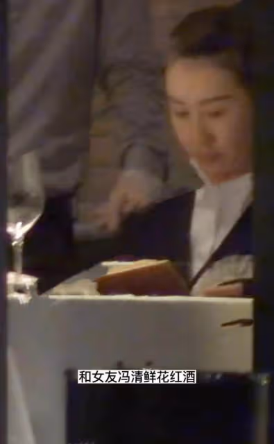 王寶強與女友共進燭光晚餐，穿著紳士儒雅，托腮耐心聆聽馮清絮叨