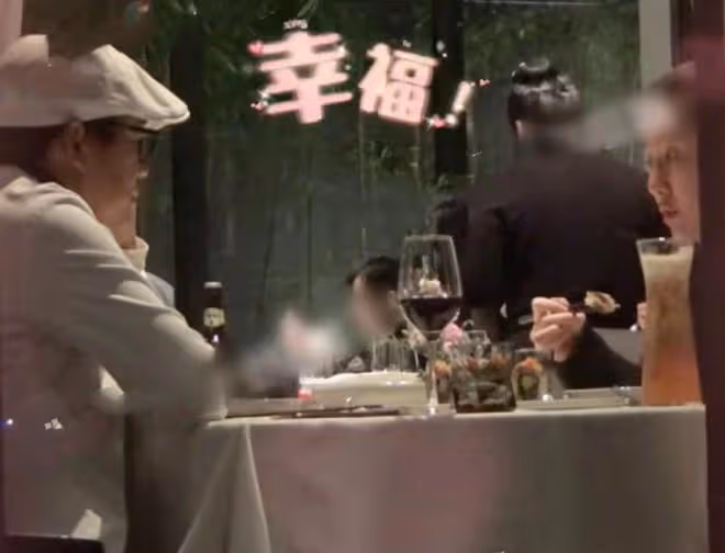王寶強與女友共進燭光晚餐，穿著紳士儒雅，托腮耐心聆聽馮清絮叨