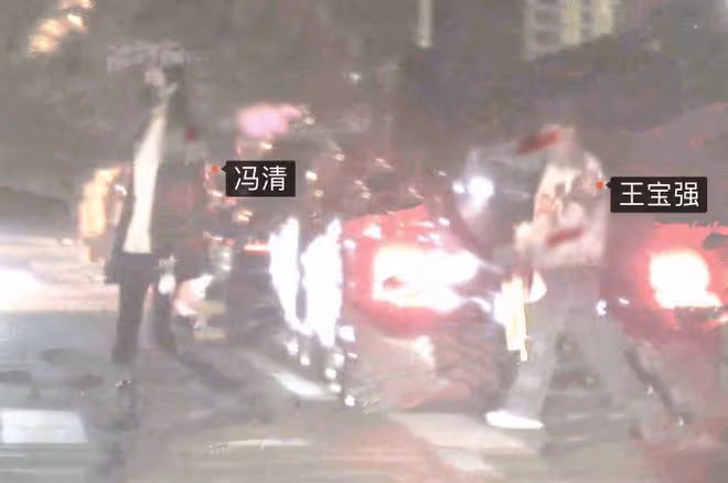 王寶強與女友共進燭光晚餐，穿著紳士儒雅，托腮耐心聆聽馮清絮叨