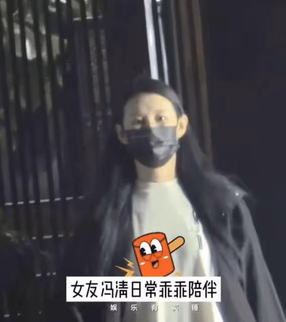 王寶強與女友共進燭光晚餐，穿著紳士儒雅，托腮耐心聆聽馮清絮叨