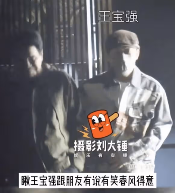 王寶強與女友共進燭光晚餐，穿著紳士儒雅，托腮耐心聆聽馮清絮叨