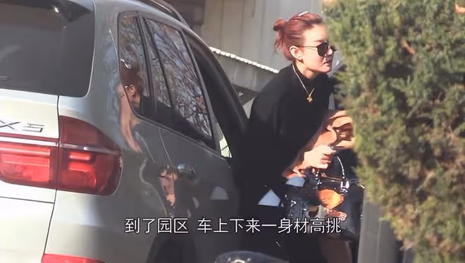 王寶強與女友共進燭光晚餐，穿著紳士儒雅，托腮耐心聆聽馮清絮叨