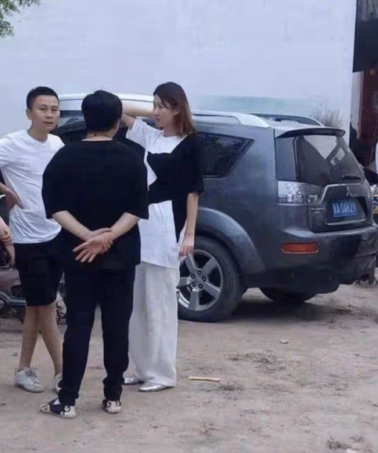 王寶強與女友共進燭光晚餐，穿著紳士儒雅，托腮耐心聆聽馮清絮叨