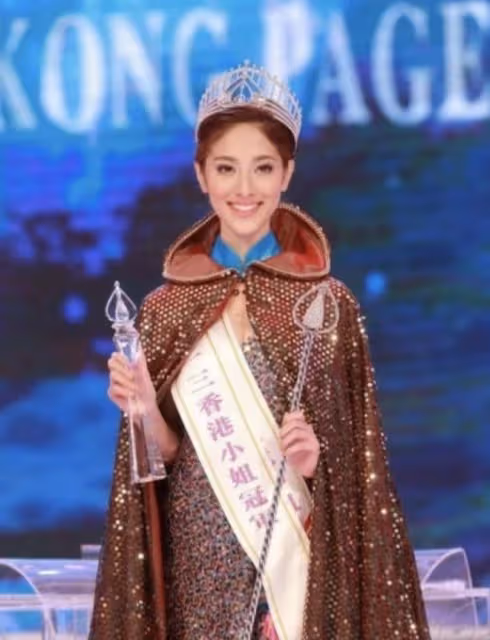 52歲鄭嘉穎手捧陳凱琳孕肚，官宣妻子懷三胎，五年抱仨效率好高